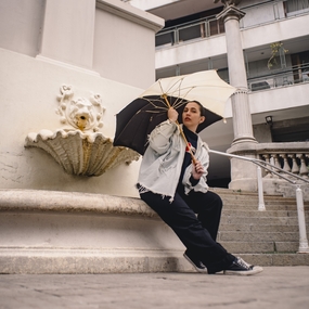 室外运动套装撑伞美女图片